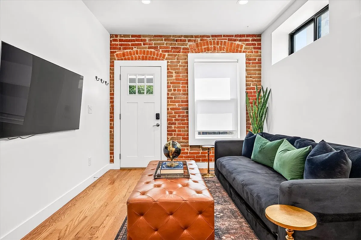 1 bed, 742 sqft, $2,400 — Photo 2