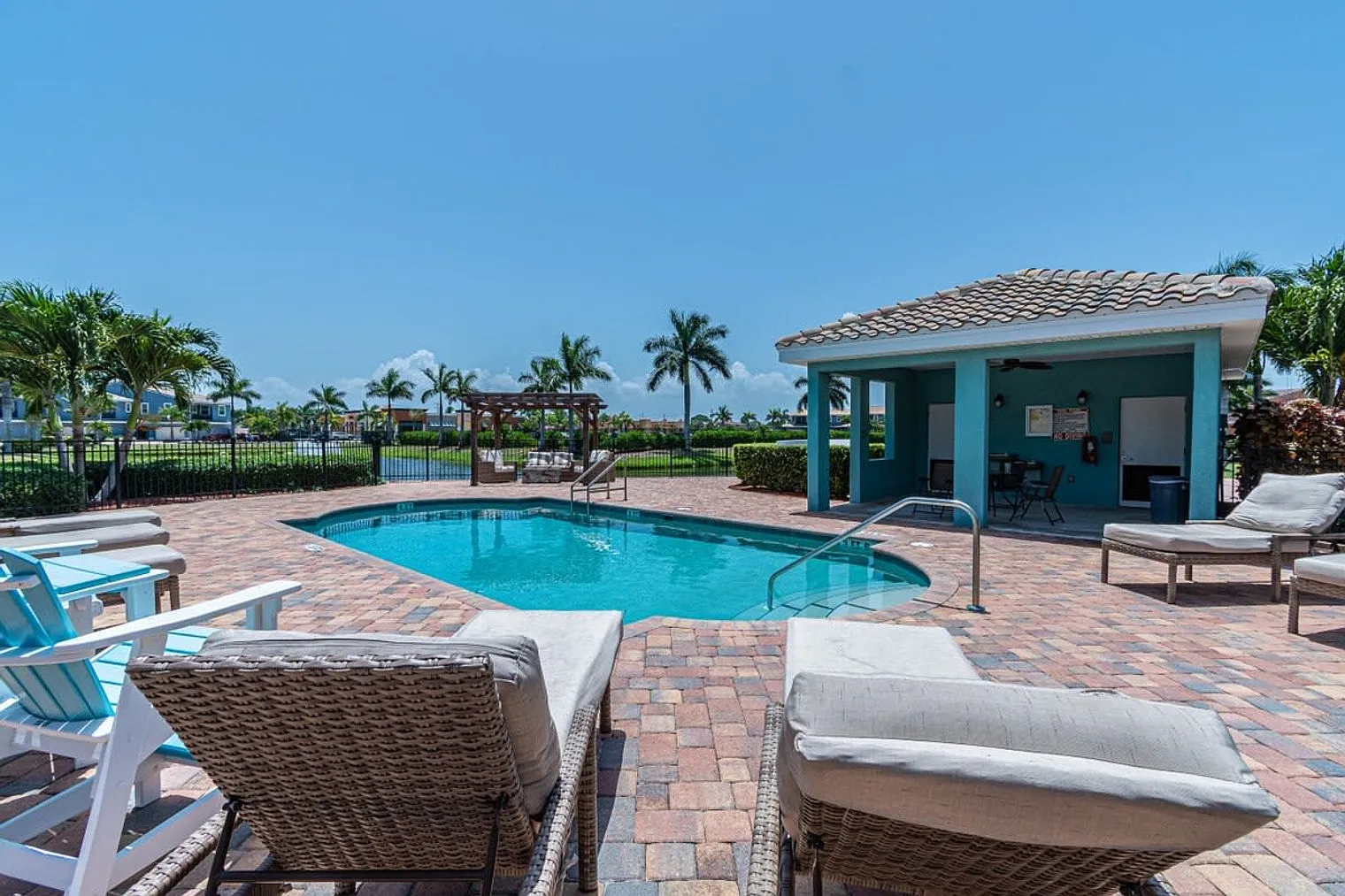 3 bed, 2.0 bath, 3552 sqft, $6,398 — Photo 4
