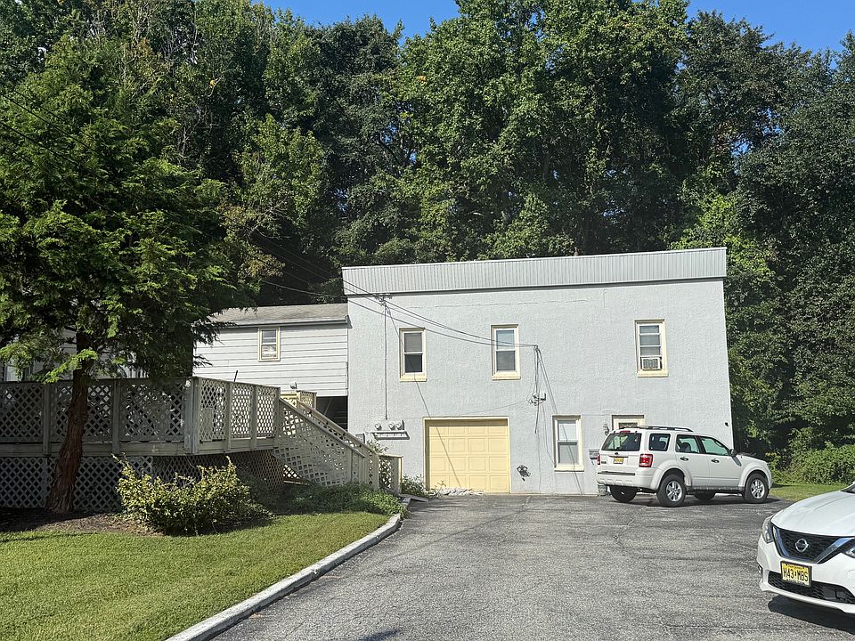 Upstairs unity available! 2 bedrooms, 1 bath.
