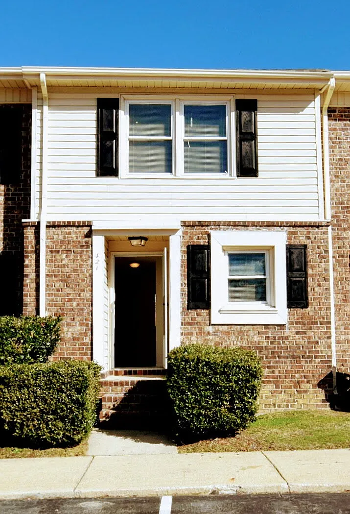 2 bed, 1.5 bath, 919 sqft, $1,050 — Photo 1