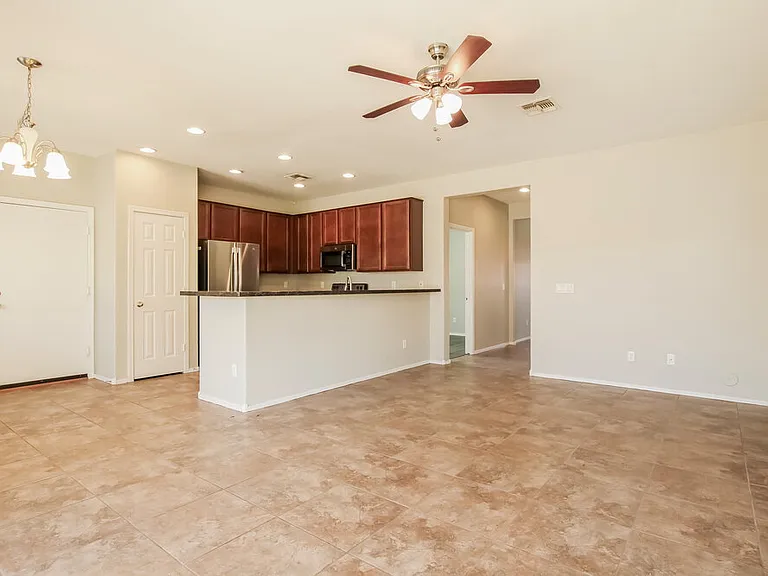 7907 S 50th Ln — Photo 6