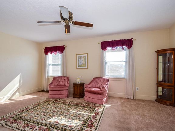 3rd image of 814 Norton Ave NE