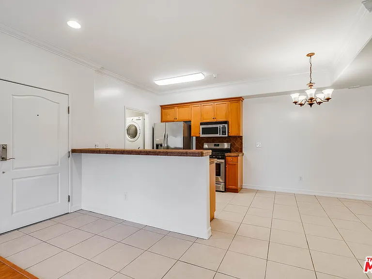 2335 S Bentley Ave #201 — Photo 3