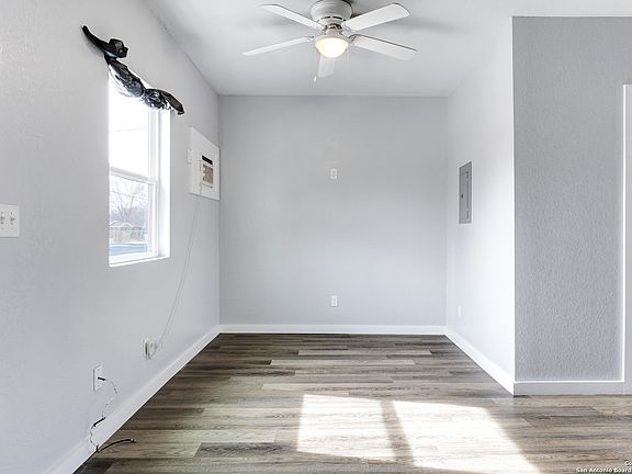 5th image of 438 S SAN JOAQUIN AVE