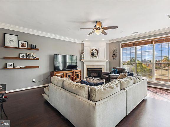 5th image of 1919 Kenwood Ave Unit 302