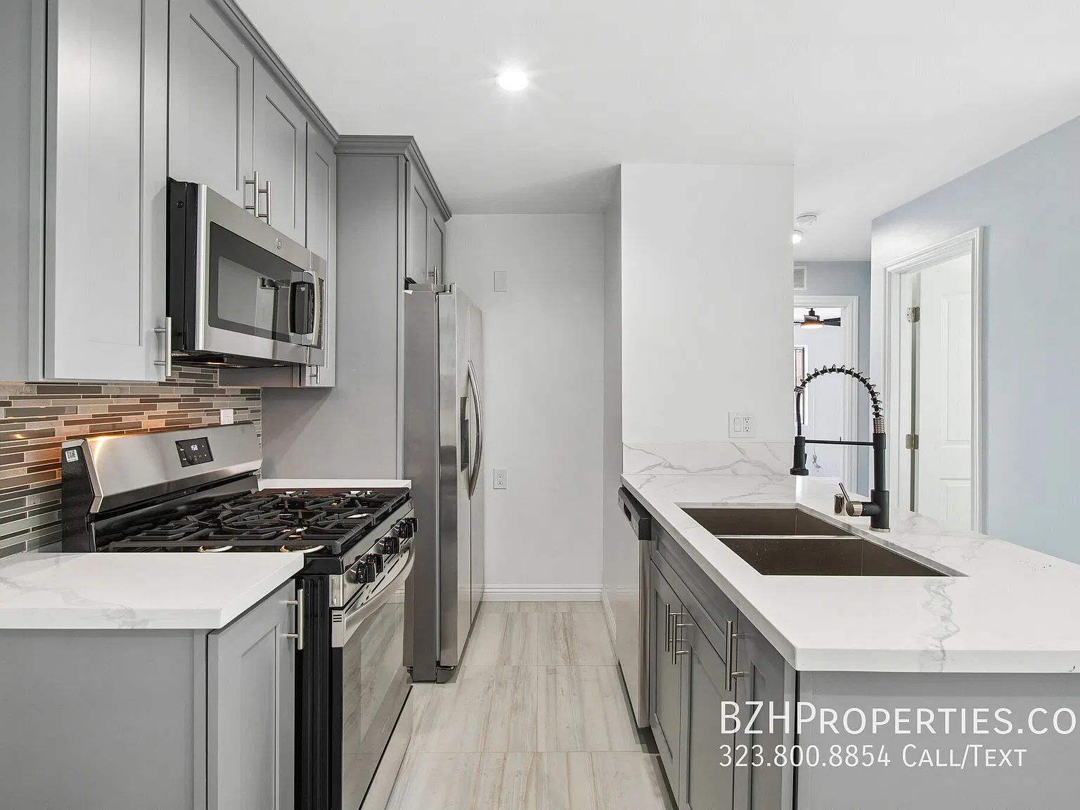 Stylishly Renovated 2 Bed Apt Near DTLA with Parking — Photo 3