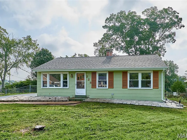 228 Newton Pl — Photo 2