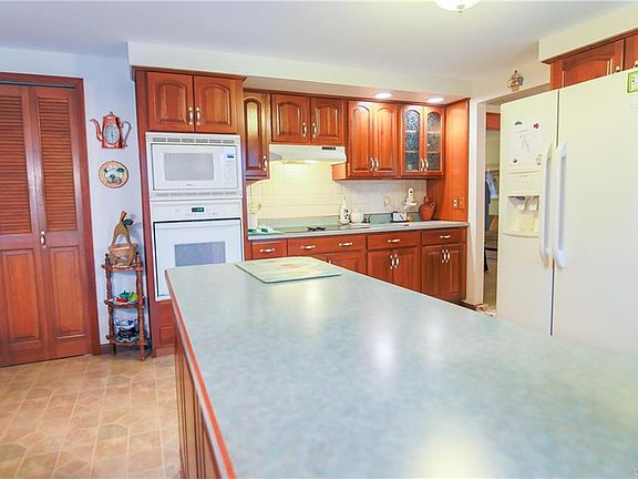 5th image of 251 Crestwood Ln