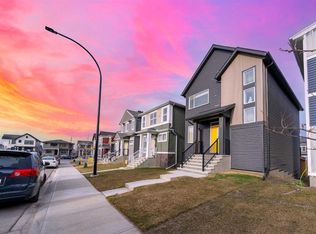 30 W Edith Mnr NW, Calgary, AB T3R1Y7