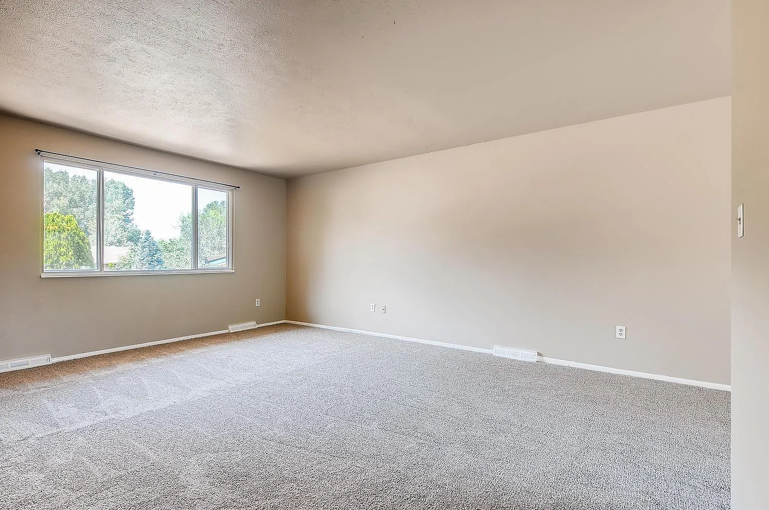 4 bed, 1900 sqft, $3,250 — Photo 3