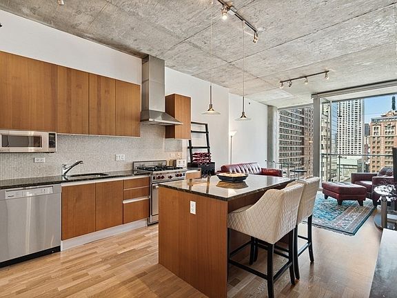 2nd image of 600 N Fairbanks Ct Unit 1606