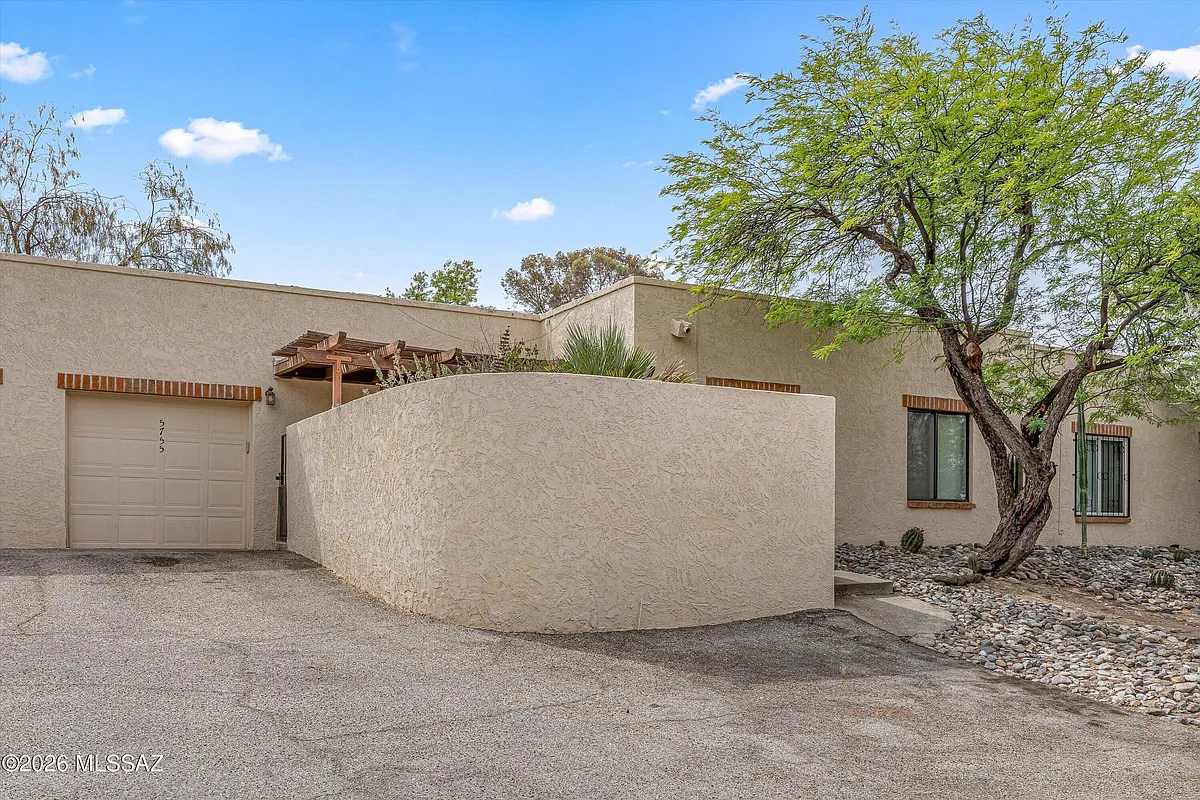 Building Photo - 5755 N Camino Esplendora