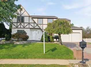 4 Victoria Way, Kendall Park, NJ 08824