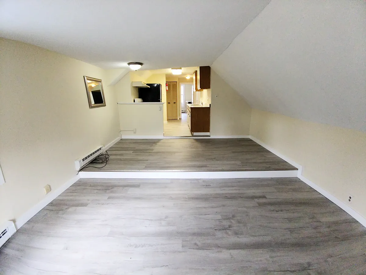 Building Photo - 18 Walnut St #2