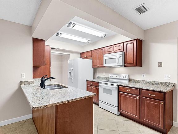 3rd image of 1201 Lake Valrico Ln