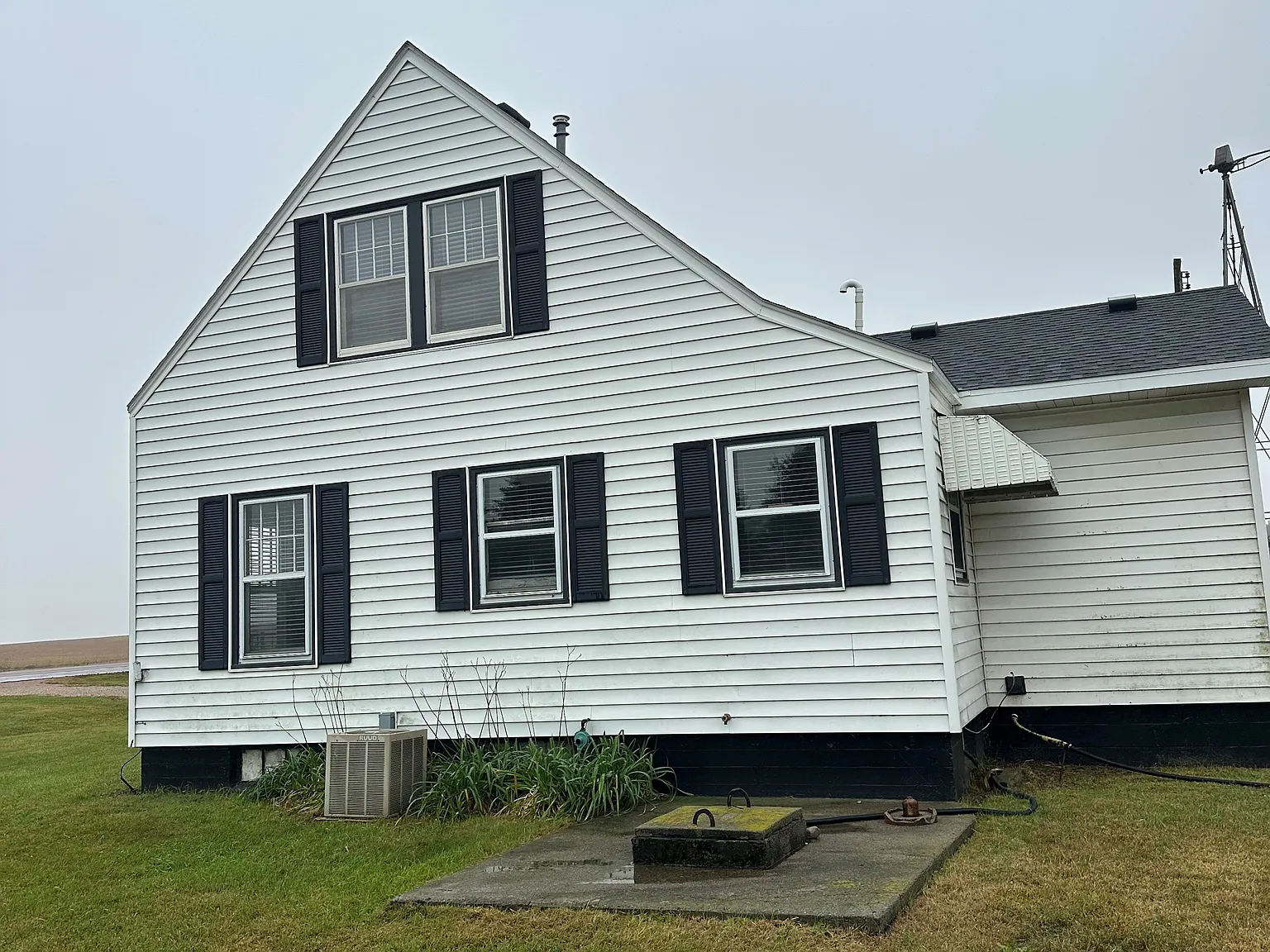 3 bed, 1.5 bath, $2,000 — Photo 2