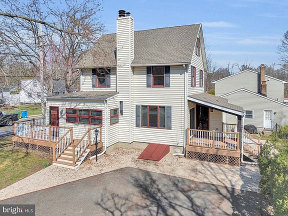 2nd image of 10 Coles Ave