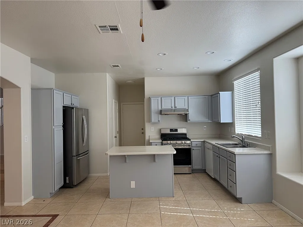 5 bed, 2.5 bath, 2115 sqft, $2,500 — Photo 4
