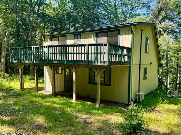 219 Woodpecker Ct, Bushkill, PA 18324