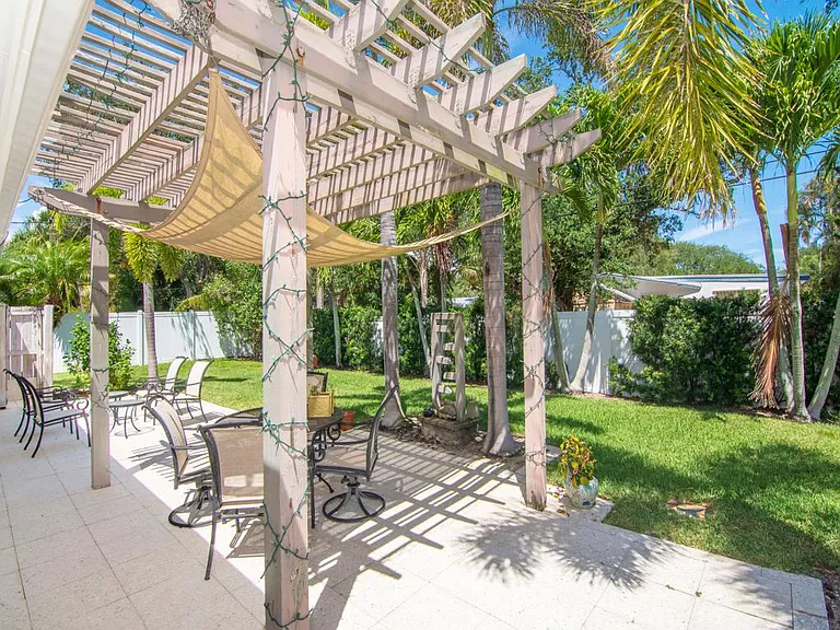 745 Iris Ln — Photo 23
