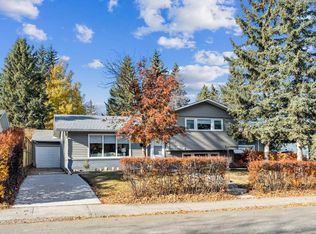 9607 Oakhill Dr SW, Calgary, AB T2V3W4