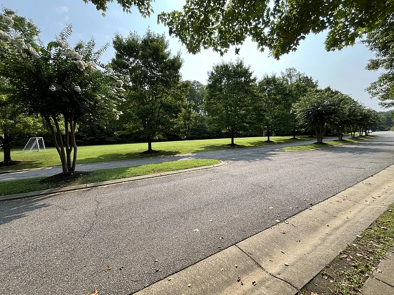 410 Queensbury Ln — Photo 24
