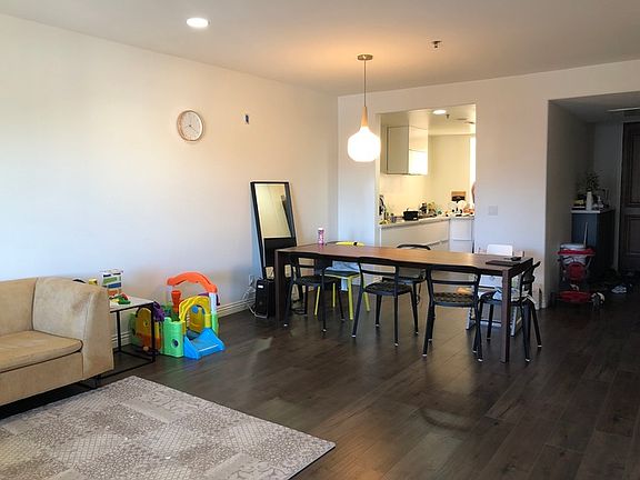 3rd image of 5132 Maplewood Ave Unit 24