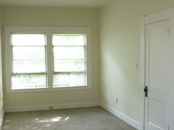 2nd bedroom, note window blinds