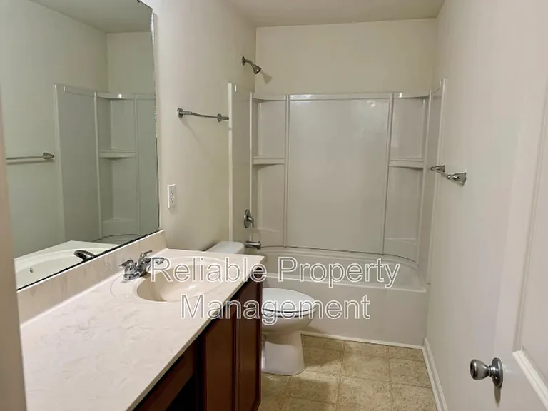 944 Avondale Dr — Photo 5