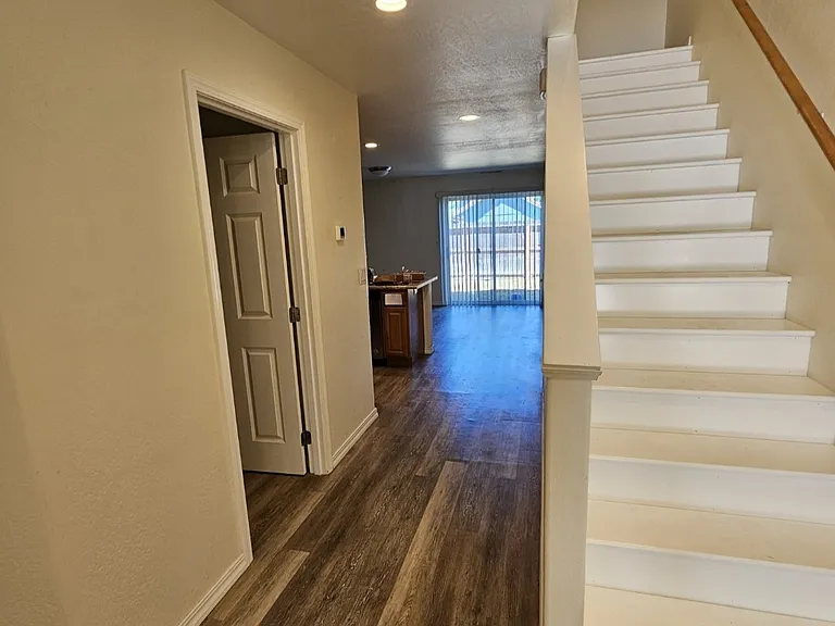 304 SE L St — Photo 2