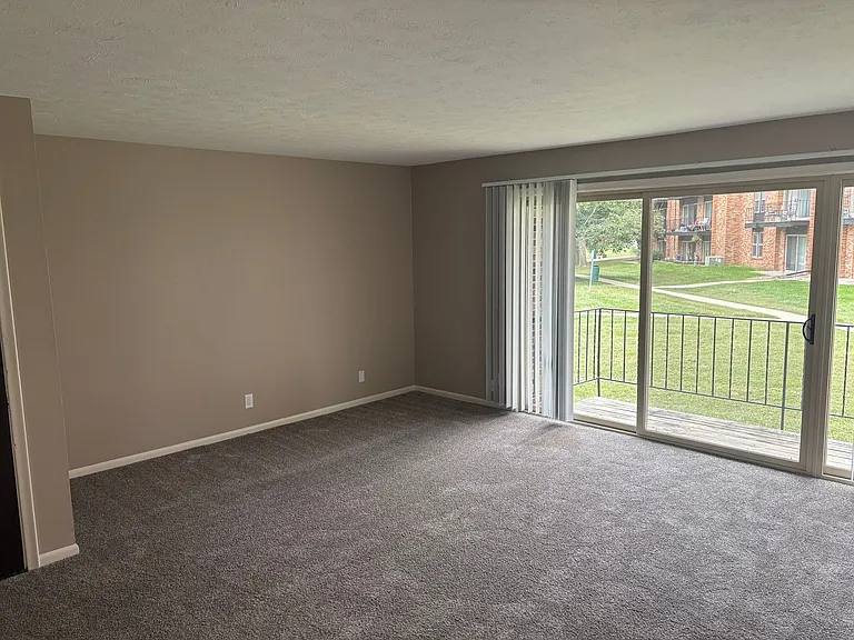 Bristol Square Apartments — Photo 186