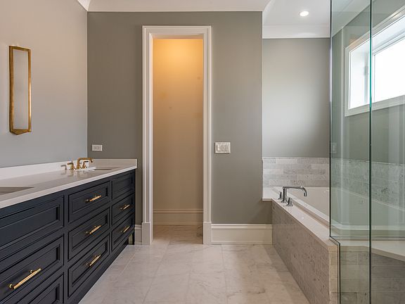 5th image of 736 W Melrose St #3E