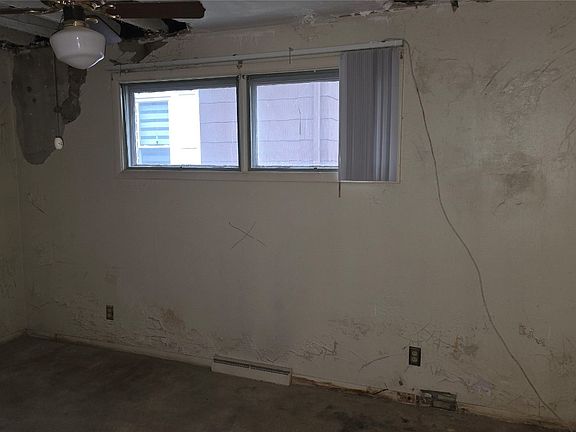 3rd image of 101 Zoa Ave