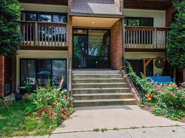 10721 West Dr APT 204, Fairfax, VA 22030