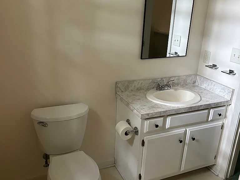 Full Bathroom (2nd floor)