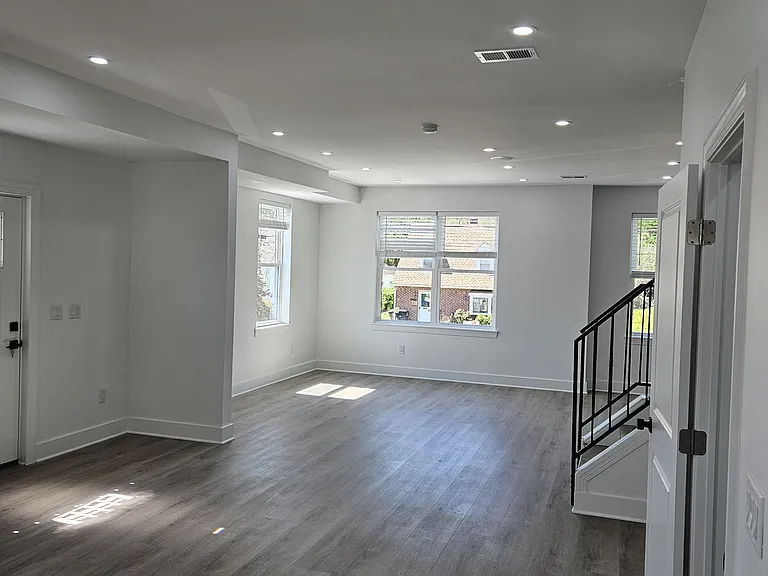 2370 Randolph St — Photo 10