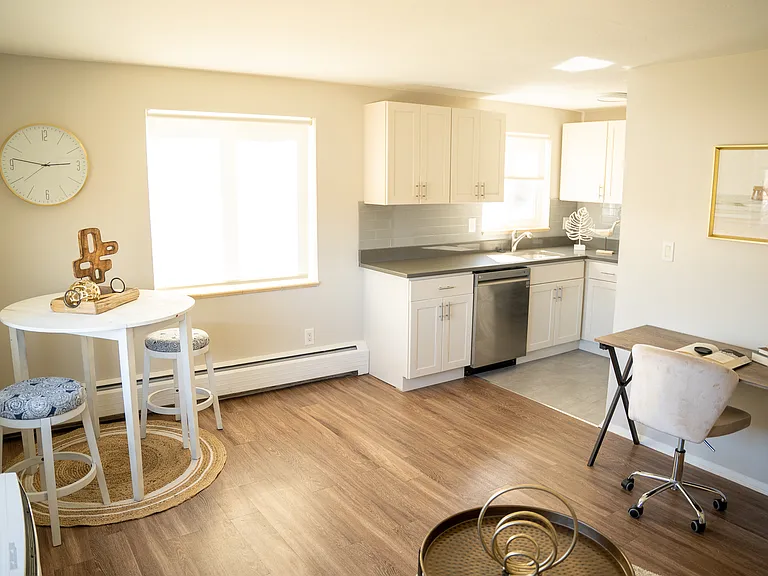 Sunset Park Apartments — Photo 5