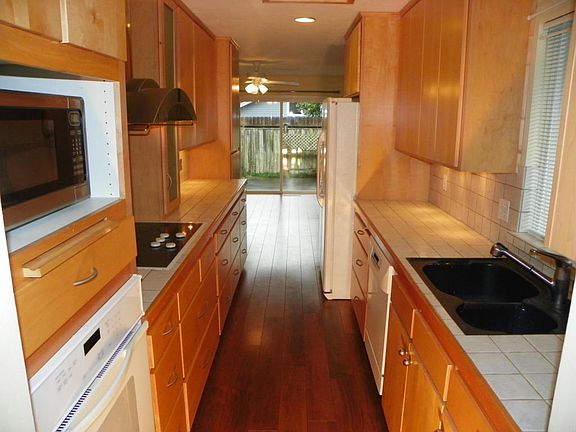 5th image of 320 Wells Dr