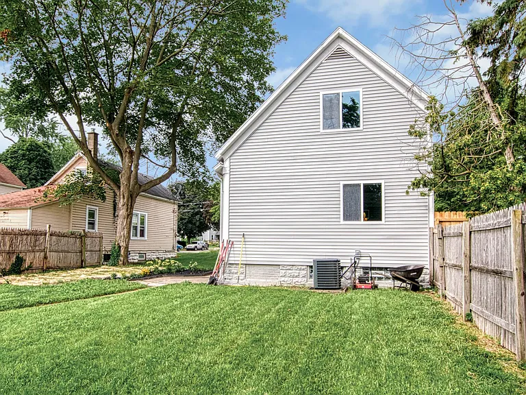 1102 White Ave NW — Photo 3