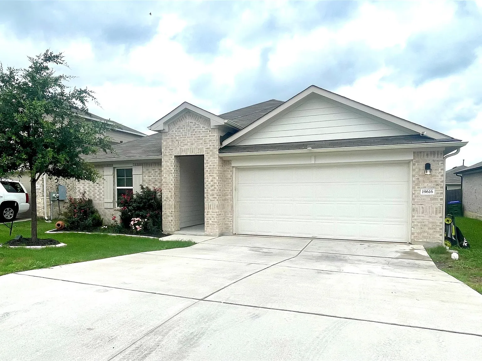 4 bed, 2.0 bath, 1900 sqft, $1,950 — Photo 2