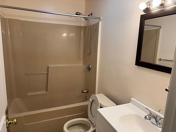 2nd image of 18 Windsor St APT 1