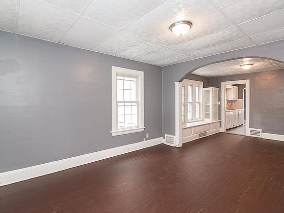 5th image of 10913 Revere Ave