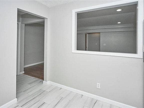 3rd image of 30 Country Club Ln