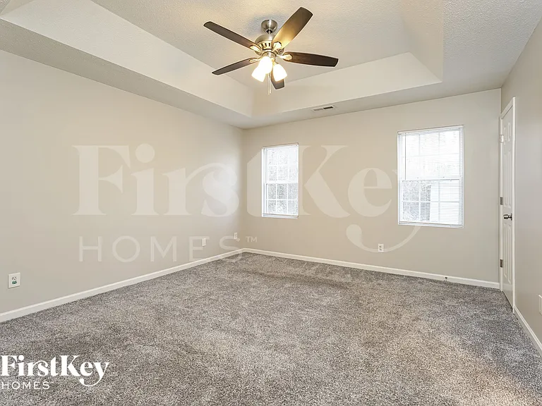 940 Londonderry Dr — Photo 9