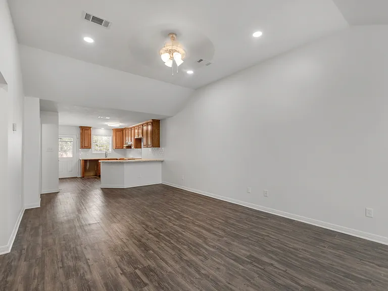 904 Azalea Ct #A — Photo 2