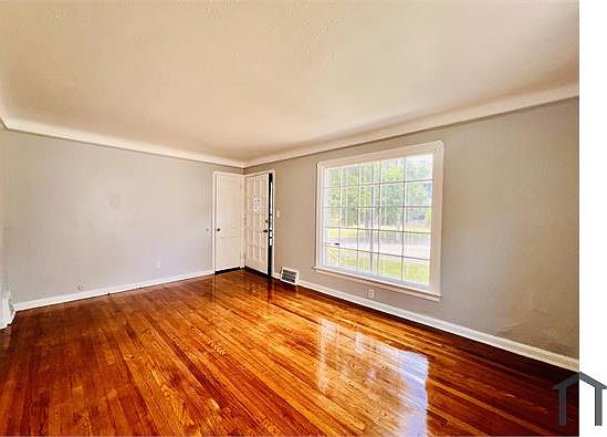5th image of 8606 Rosewood Ave