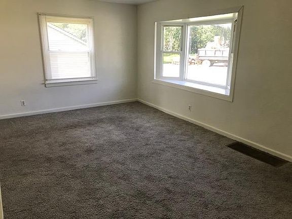 3rd image of 1715 Park Dr