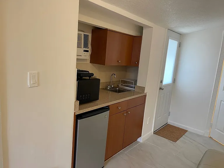 1009 N 31st Ct — Photo 6