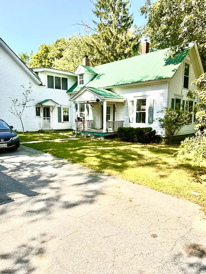 3 bed, 900 sqft, $1,950 — Photo 1
