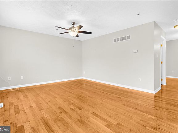 5th image of 10 Owen Ct